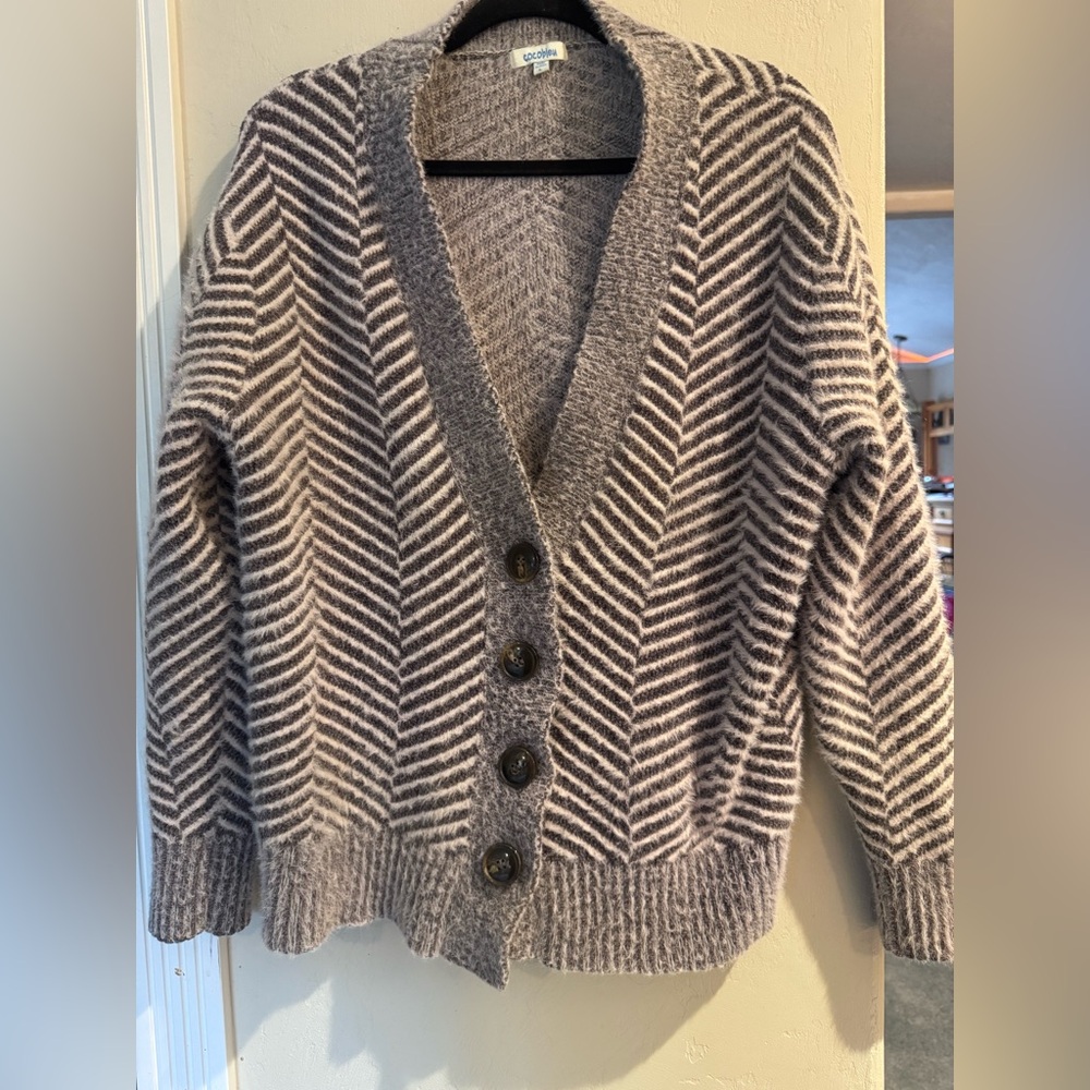 Chevron Knit V‑Neck Cardigan in Gray & Cream